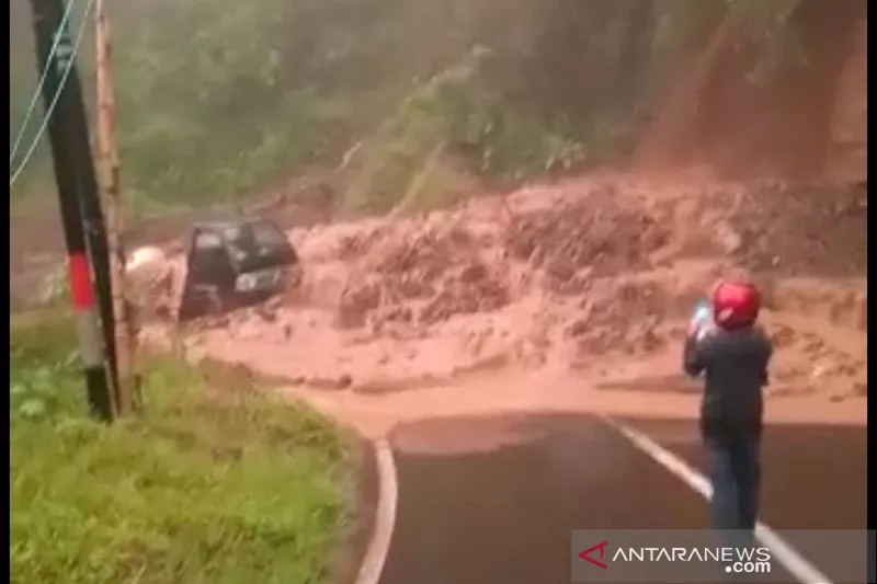 Jalan Utama Bandung-Garut Tertutup Tanah Longsor