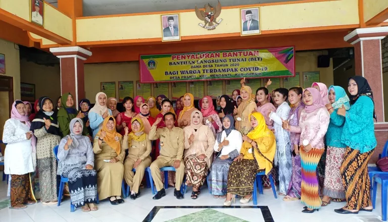 Menyambut Hari Ibu, PKK Desa Pranti, Menganti, Gelar Fashion Show