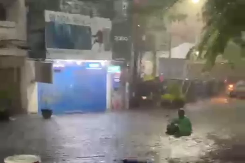 Hujan Lebat di Kediri Membuat Beberapa Lokasi Banjir