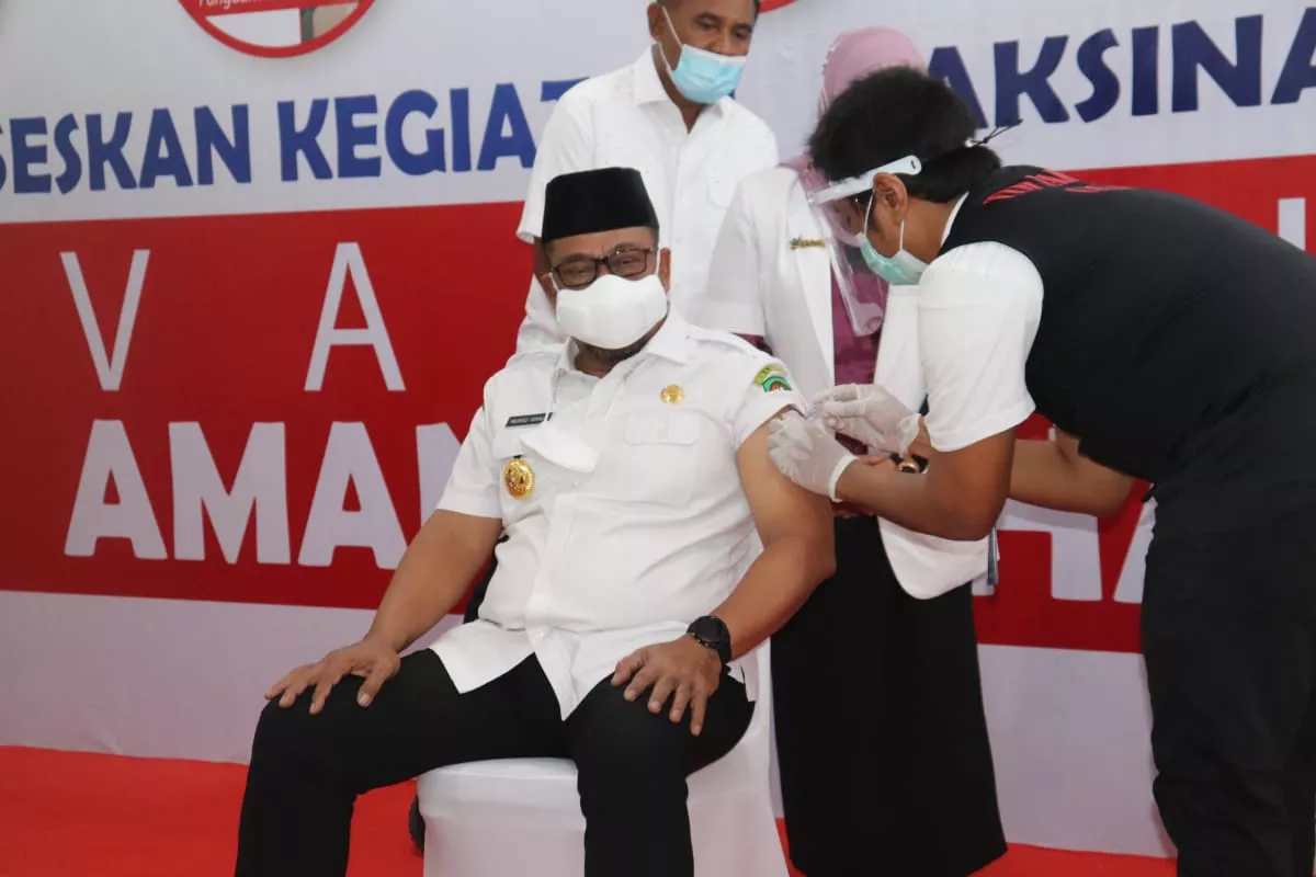 Gubernur Maluku Murad Ismail jadi Orang Pertama yang Divaksin