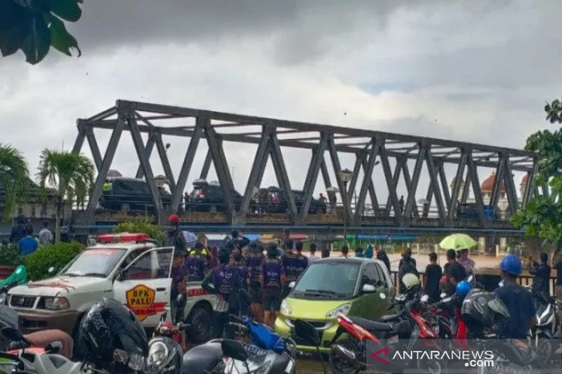 Presiden Jokowi Pantau Banjir via Jembatan di Kabupaten Banjar, Kalsel