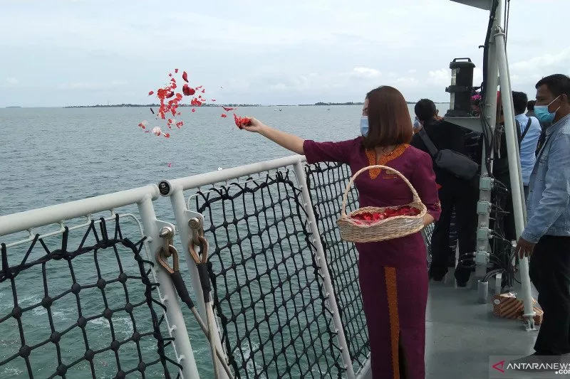 Keluarga Korban Sriwijaya Air Tabur Bunga di Pulau Laki dan Lancang