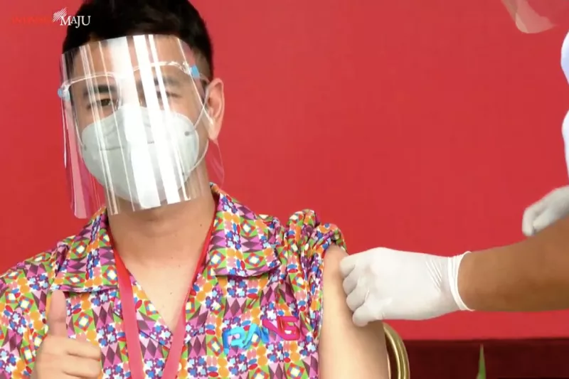 Raffi Ahmad Acungkan Jempol ketika Divaksin