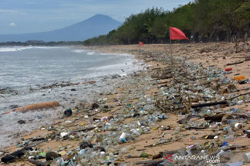 Sebanyak 30 Ton Sampah Dibersihkan dari Pantai Kuta