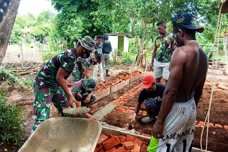 Satgas Pamtas RI-PNG Yonif 125/Si’mbisa Bangun Rumah Layak Huni