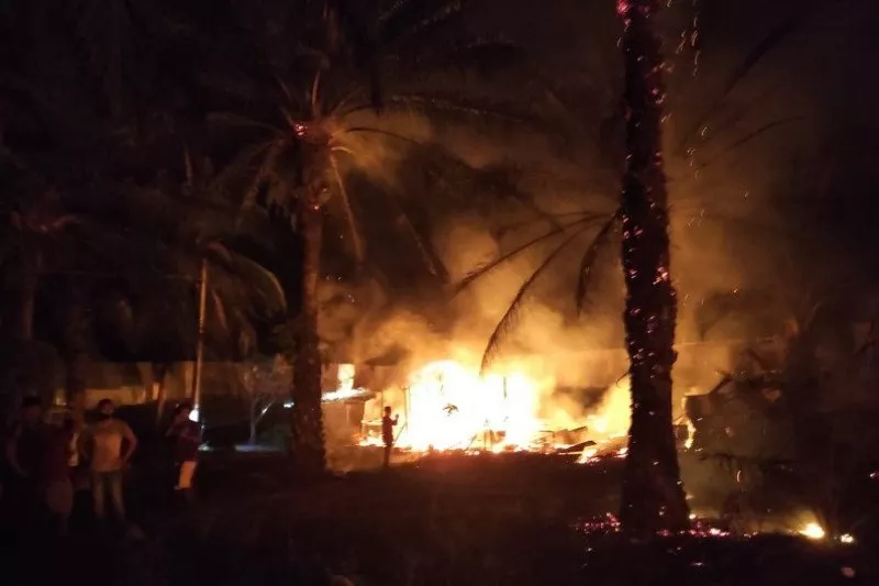 Penyulingan Minyak Mentah Terbakar, Tiga Terluka dan Dua Rumah Hangus