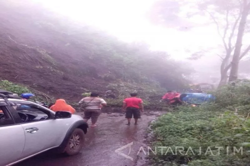 Banjir dan Longsor Membuat Jalur Taman Wisata Kawah Ijen Terputus