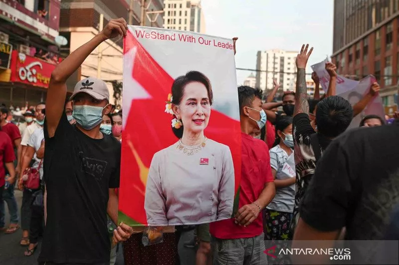 Ajudan Pemimpin Myanmar Aung San Suu Kyi Ditahan