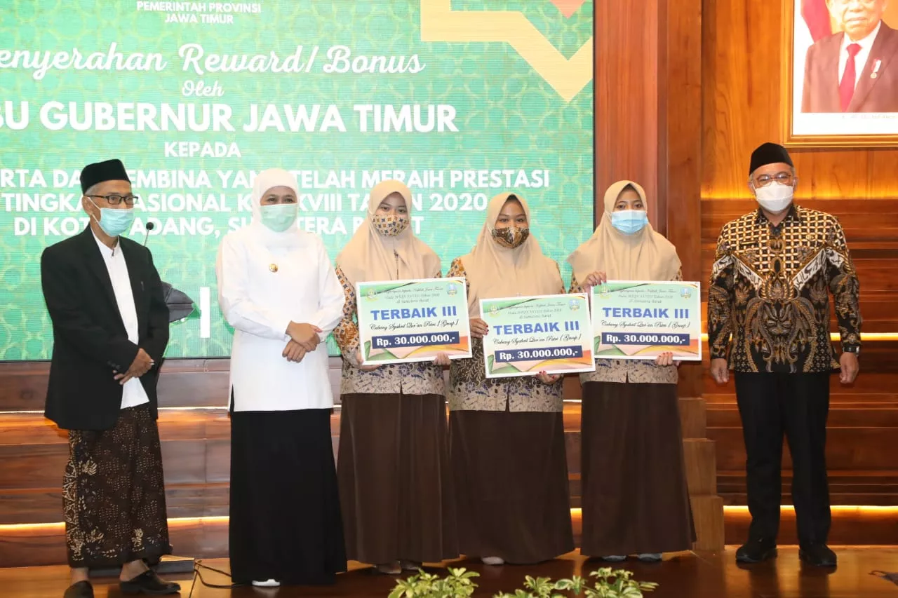 Gubernur Khofifah Serahkan Bonus Peserta dan Pembina MTQ XXVIII