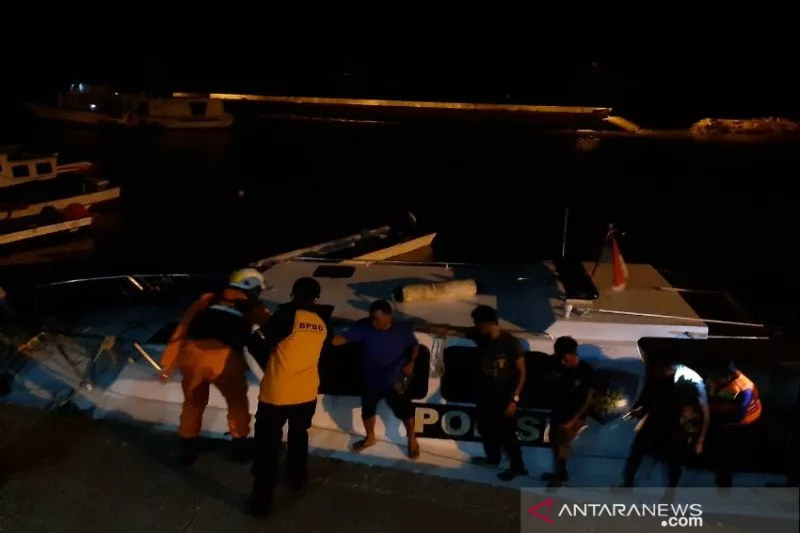 Satpolair Polres Baubau Evakuasi Korban Kecelakaan Kapal Terbalik