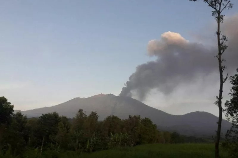 Gunung Raung Sebarkan Abu Vulkanik, Bandara Banyuwangi Ditutup