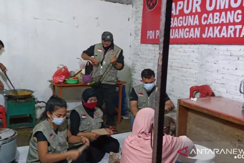 DPP PDIP Turun Membantu Korban Banjir Jakarta