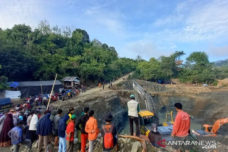 SAR Turunkan Anggota untuk Evakuasi Puluhan Korban Longsor