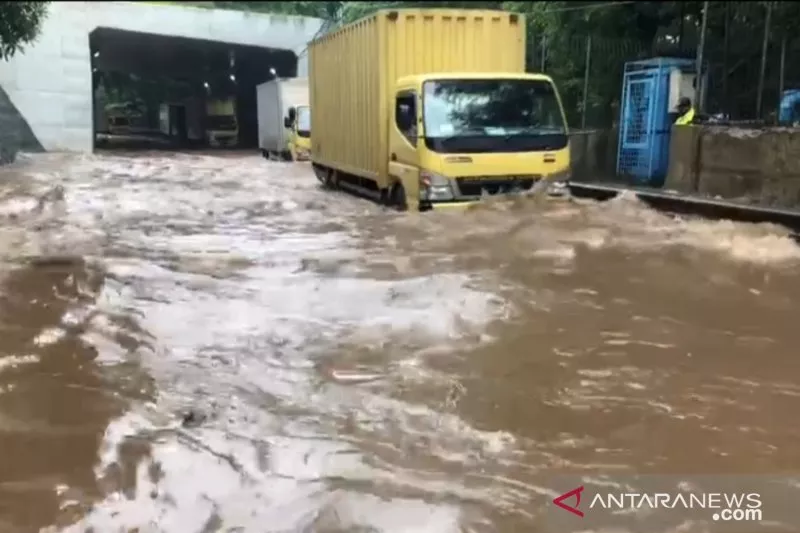 Cawang Banjir, Suku Dinas Perhubungan Alihkan Arus Lalu Lintas