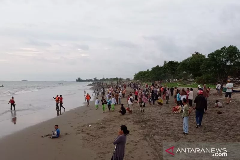 Anak 11 Tahun di Padang Terseret Ombak dan Belum Ditemukan
