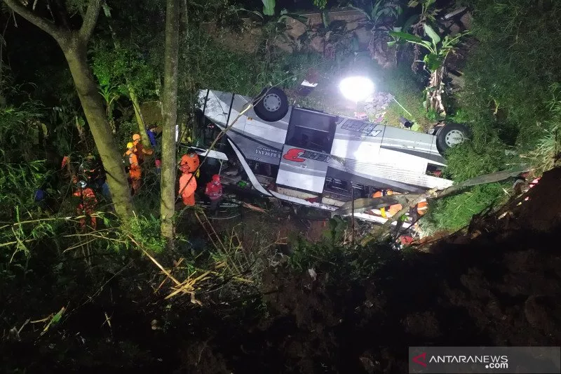 Terjun ke Jurang, 19 Penumpang Bus Pariwisata di Sumedang Meninggal