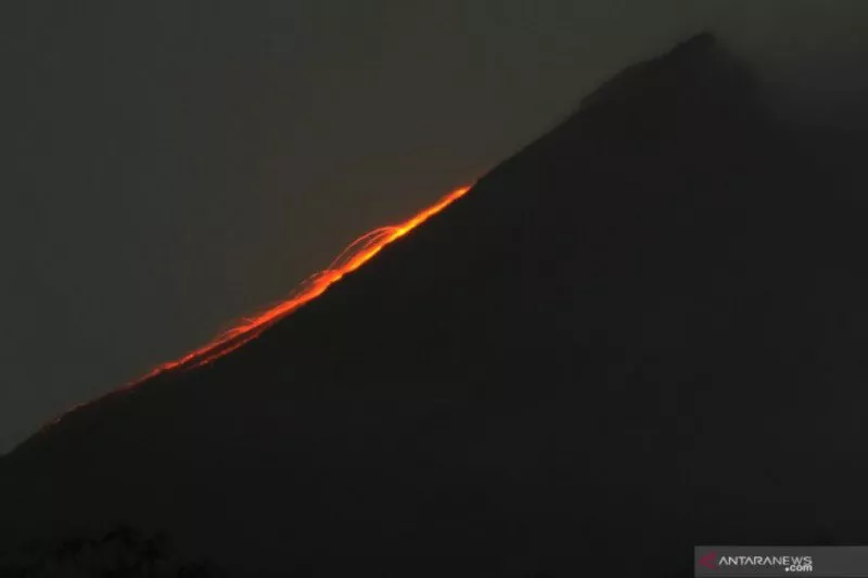 Lava Pijar Gunung Merapi Meluncur Sejauh Satu Kilometer