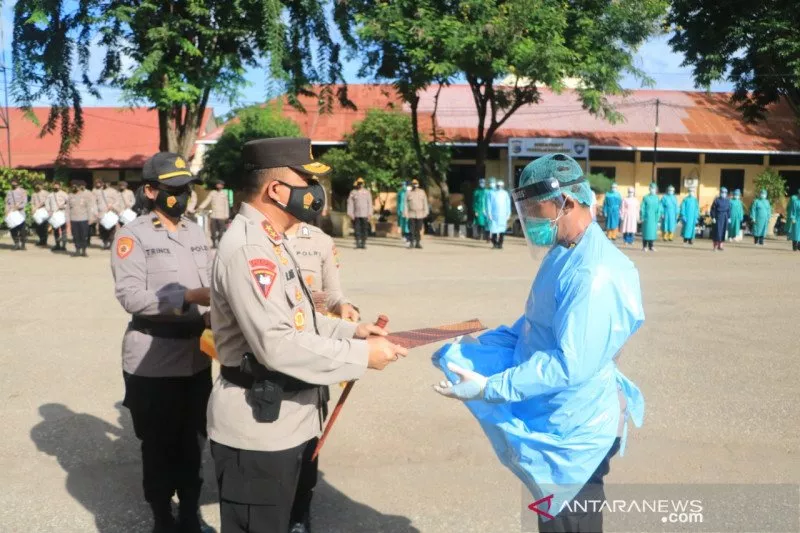Kapolda NTT Irjen Pol Lotharia Latif Beri Penghargaan kepada 133 Nakes