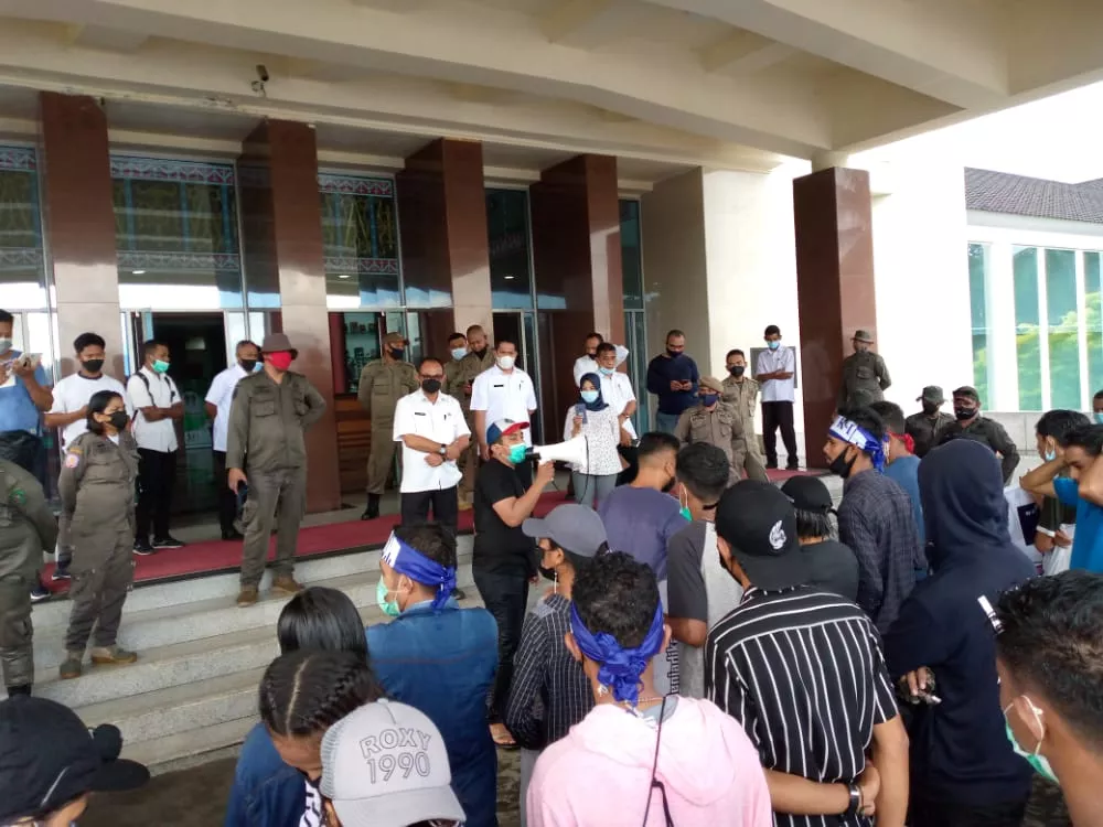 Pertanyakan Dana SMI, GMKI Demo Gubernur Maluku
