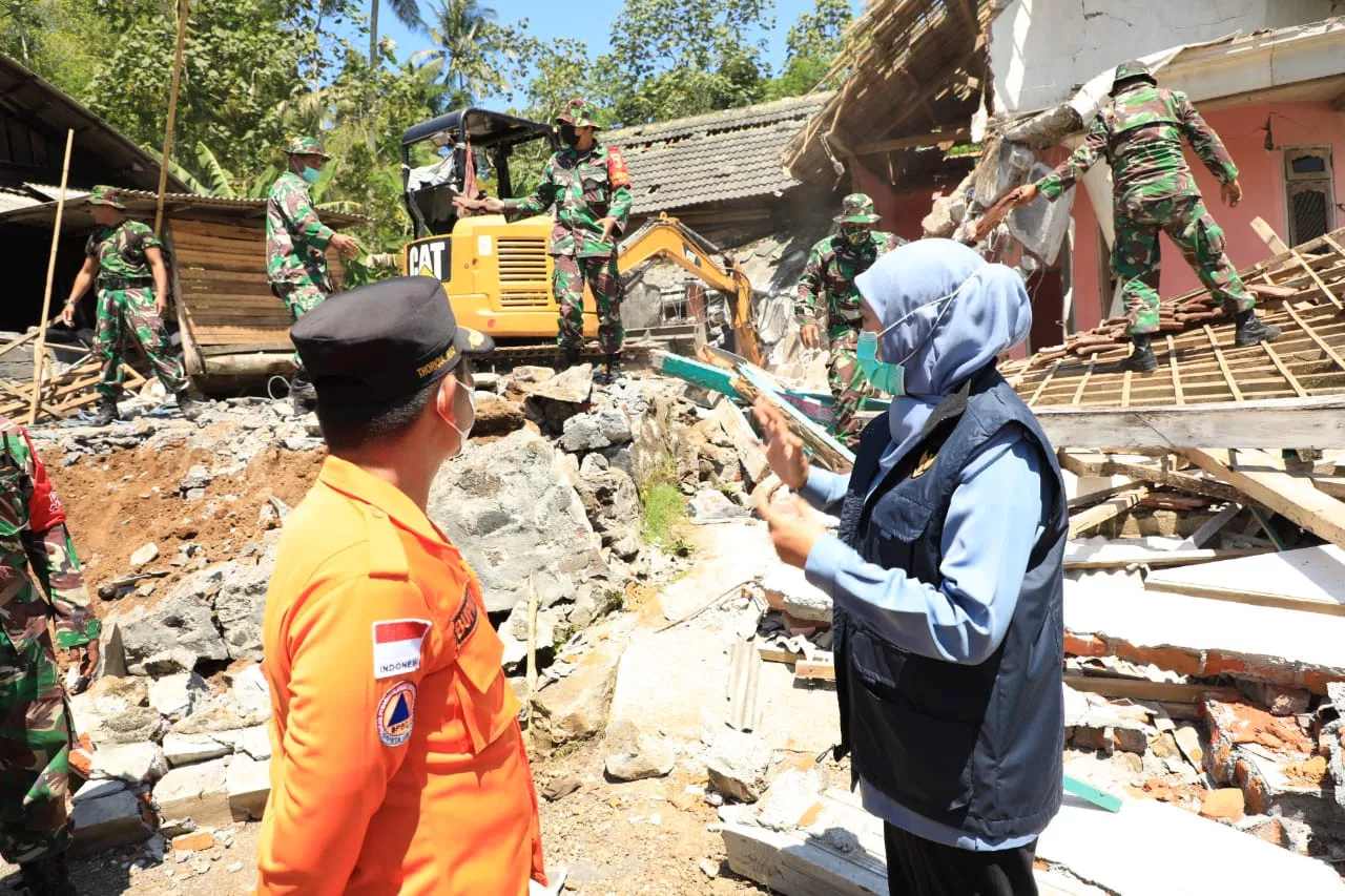 Gubernur Khofifah Tinjau Lokasi Terdampak Gempa di Lumajang