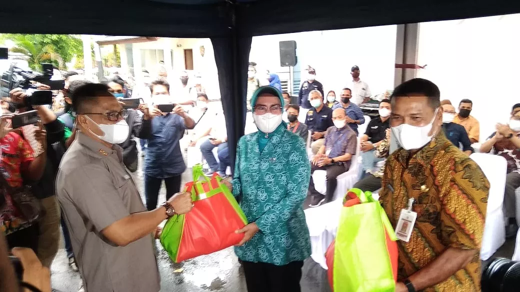 Pemprov Maluku Bagikan 6.375 Paket Sembako Gratis
