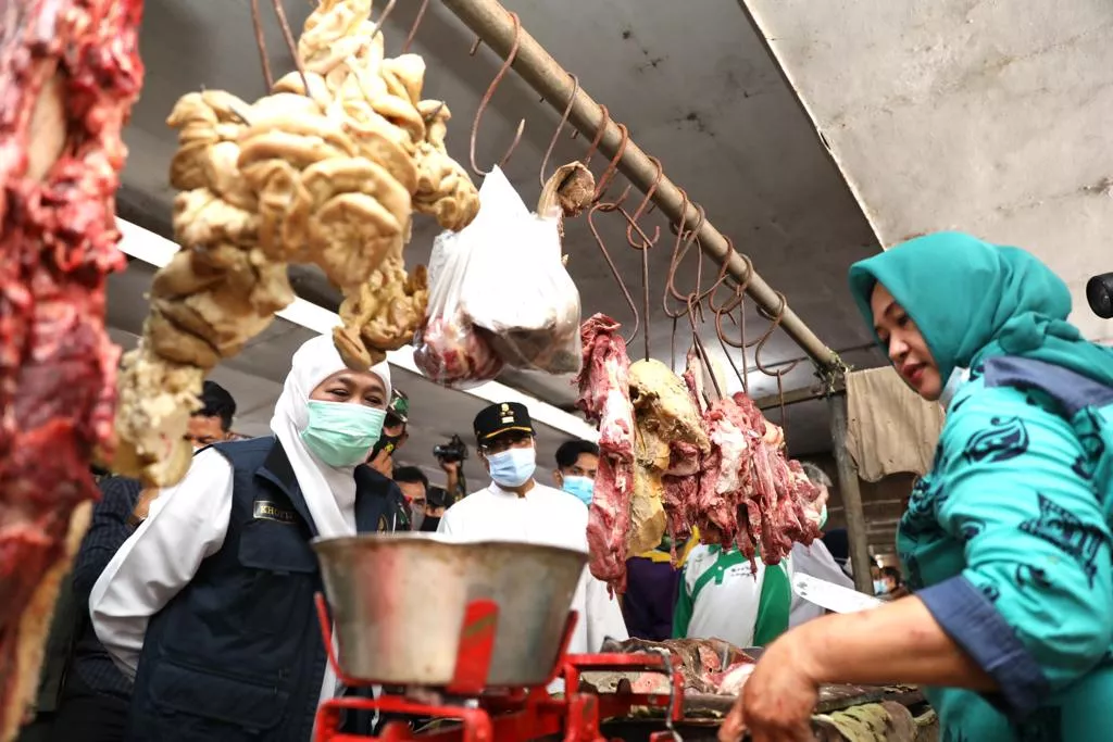 Khofifah dan Gus Ipul Cek Harga Sembako di Pasar Besar Pasuruan