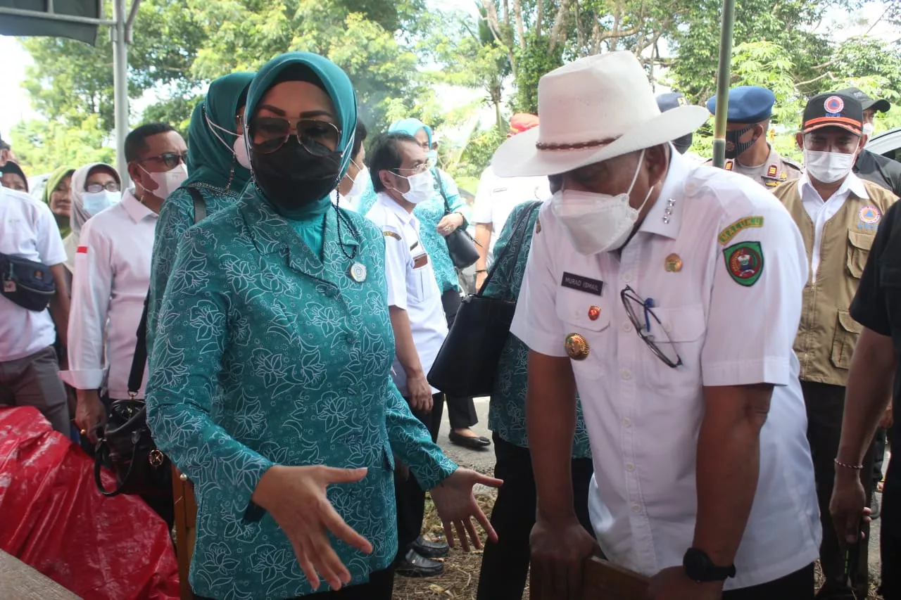 Kunjungi Pengungsi Gempa Tehoru, Gubernur dan Istri Serahkan Bantuan
