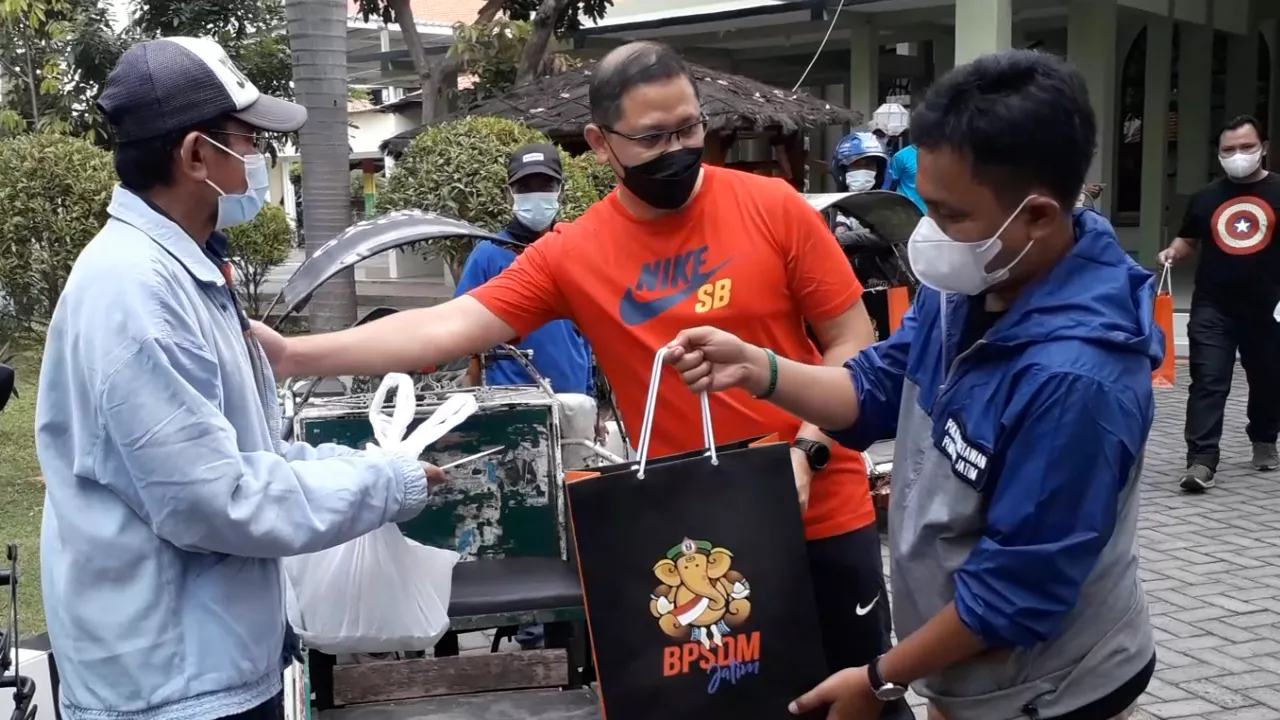 Idul Adha 1442 H Wartawan Pemprov Jatim Bagikan Daging Qurban