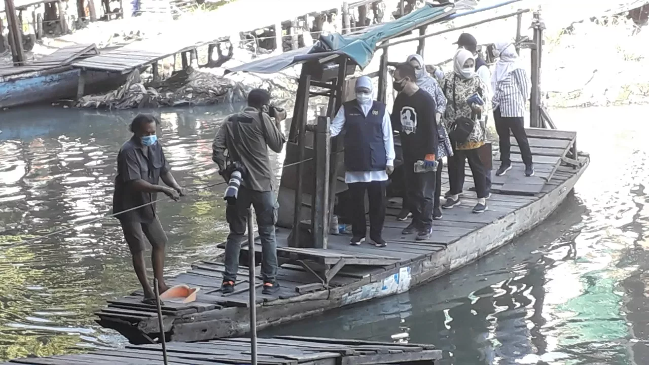 Khofifah Bagikan Bansos bagi Warga Bantaran Sungai