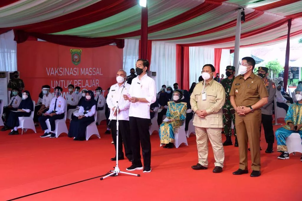 Presiden Jokowi Tinjau Vaksinasi Pelajar di Samarinda
