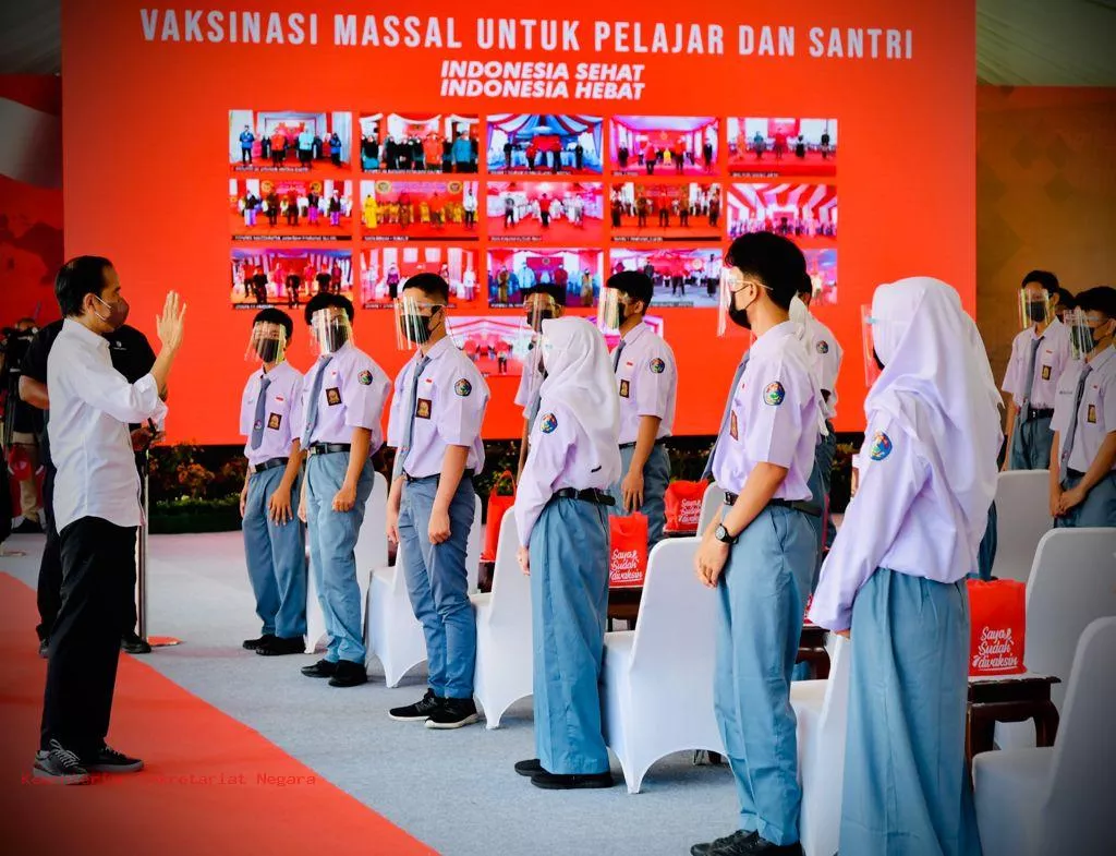 Presiden Jokowi Tinjau Vaksinasi Pelajar di Cilacap