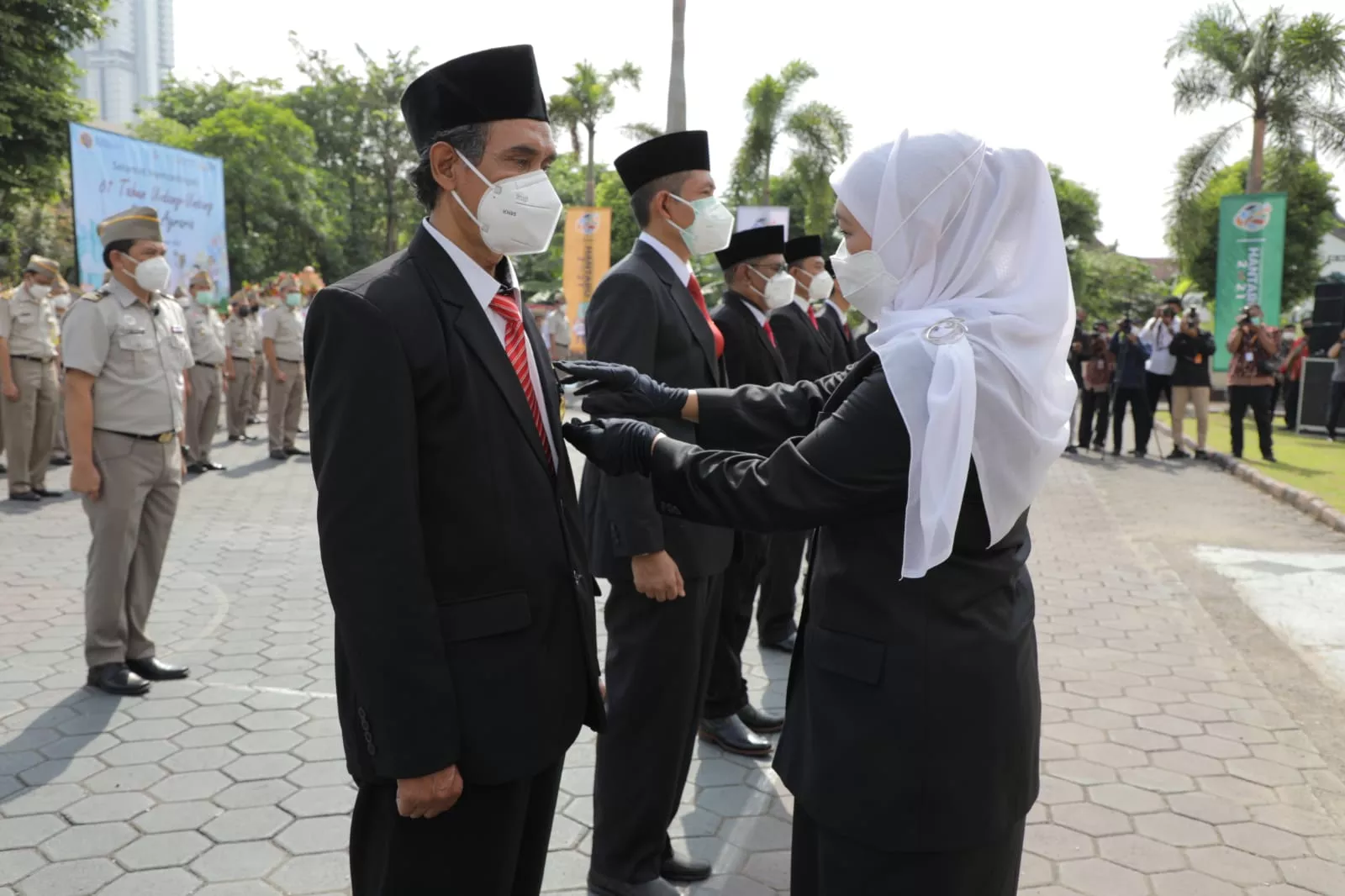 Khofifah Minta Kepala Daerah Subsidi Masyarakat Kurang Mampu
