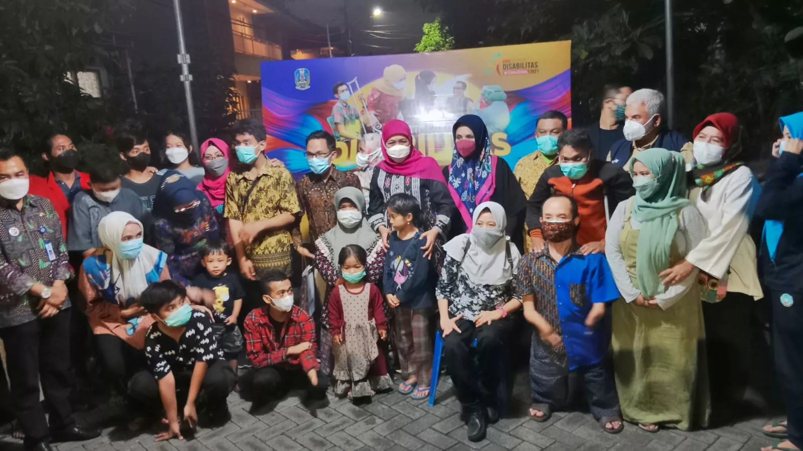 Gubernur Khofifah Berbagi dengan Pekerja Disabilitas Tiara Handycraft