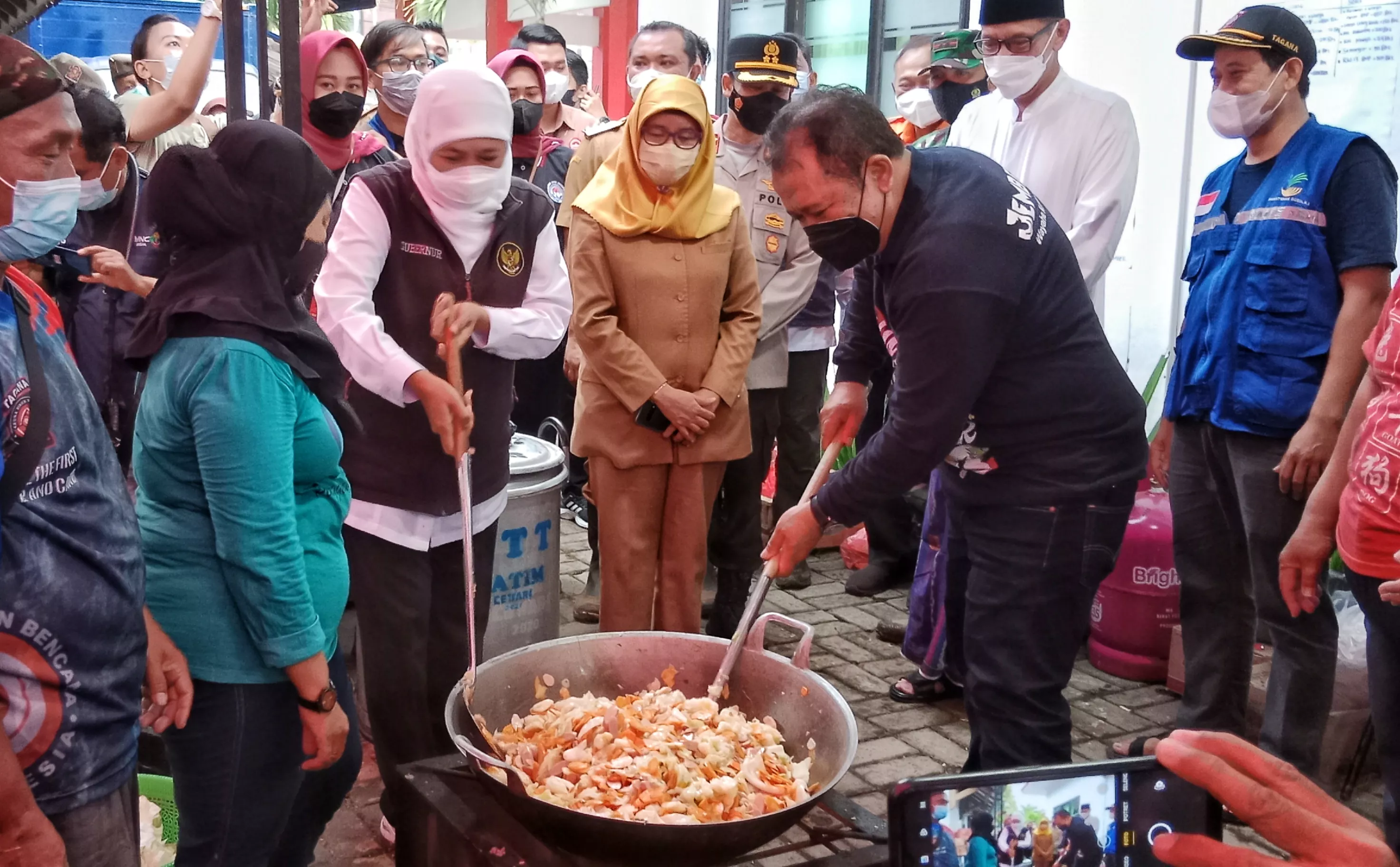 Gubernur Khofifah Tinjau Langsung Lokasi Banjir Mangli Jember