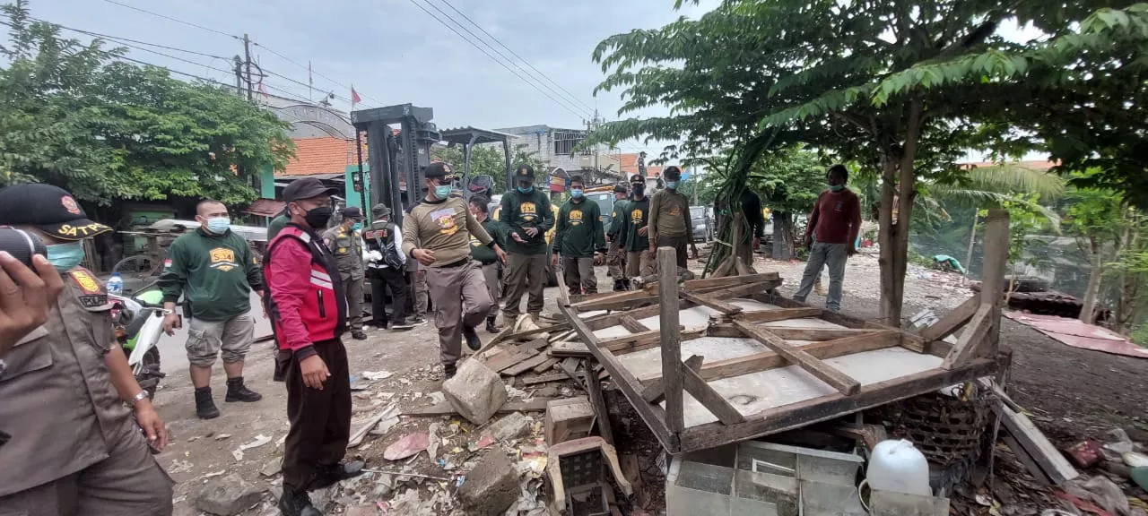 Pemkot Surabaya Tertibkan Bangli di Bantaran Kali Tebu