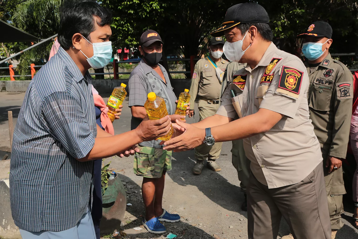 Satpol PP dan Satlinmas Surabaya Bagikan 2.550 Liter Migor Gratis kepada Wa
