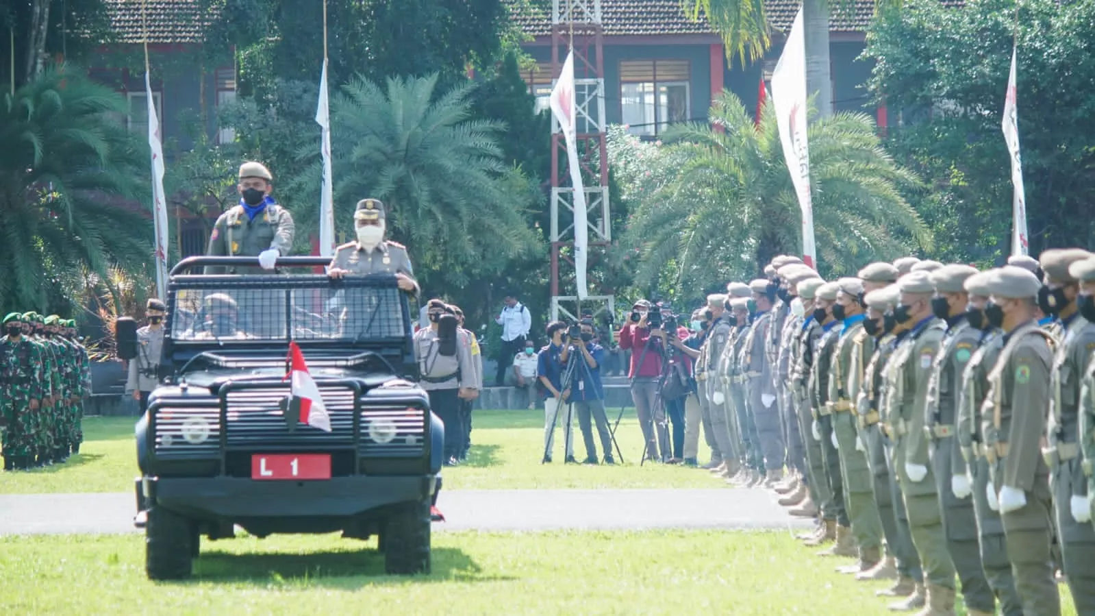 Gubernur Jatim Raih Penghargaan Karya Bhakti Satpol PP dari Mendagri