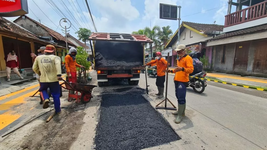 Ganjar Pantau Jalan Provinsi Pakai Aplikasi Jalan Cantik