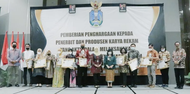 Disperpusip Jatim Beri Penghargaan Sepuluh Penerbit Jatim