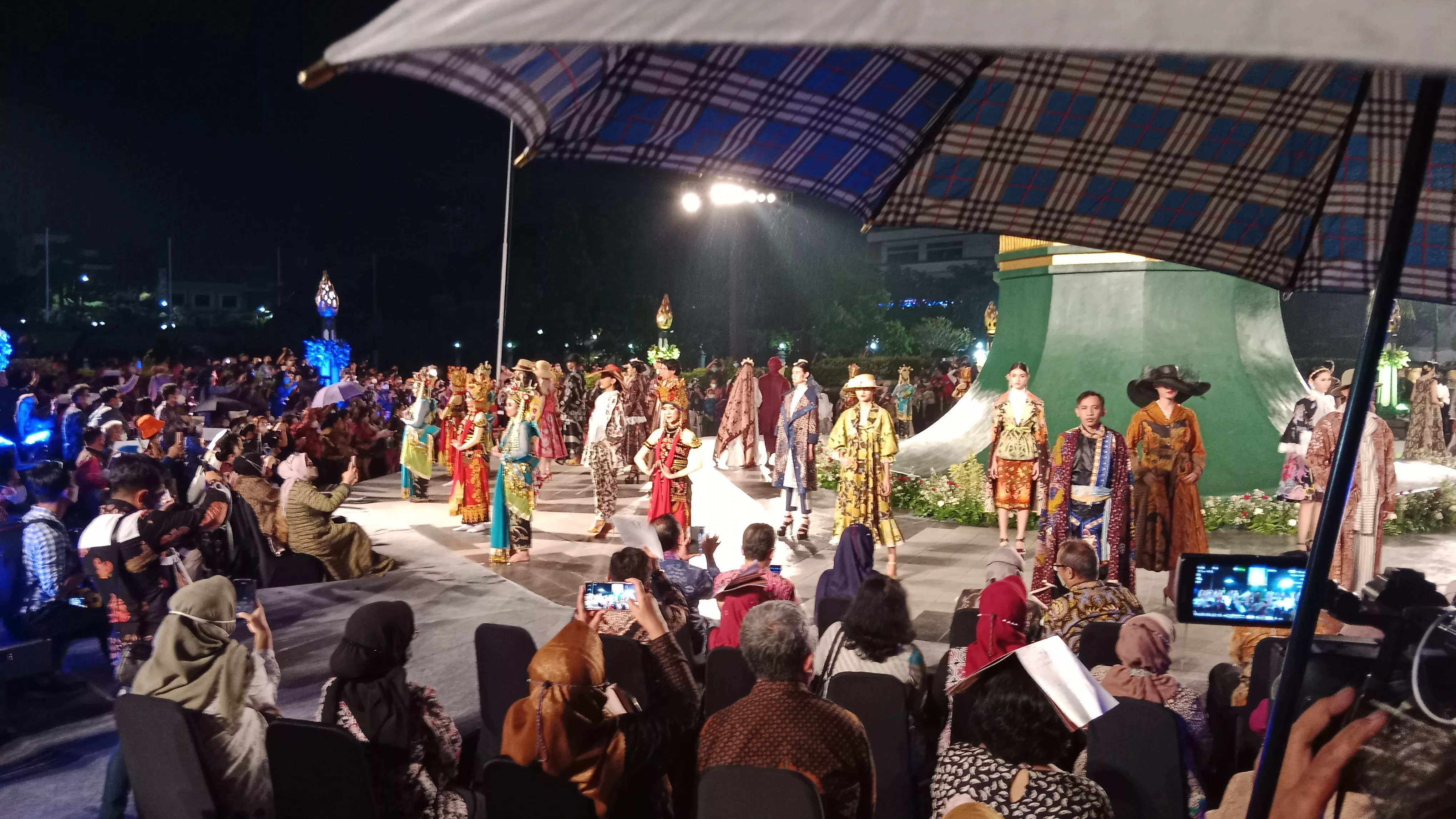 Peragaan Busana Canthing Jawi Wetan Tampilkan Beragam Budaya