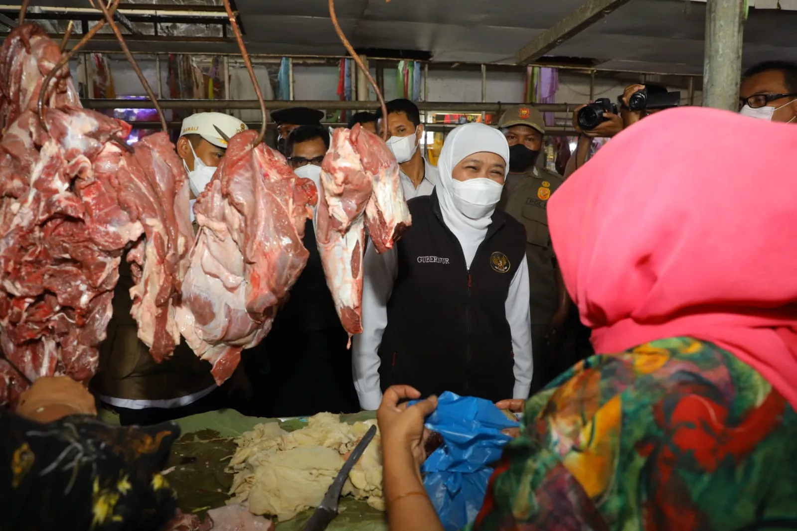 Khofifah Pantau Harga Bahan Pokok di Pasar Besar Kota Pasuruan