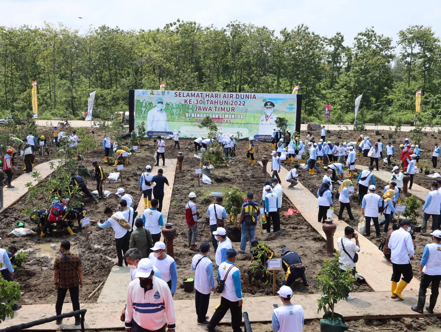 Jatim Tanam Pohon Massal dan Tebar Bibit Ikan di Bendungan Semantok
