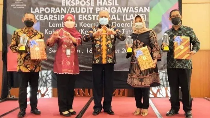 Disperpusip Jatim Berikan Penghargaan Pengawasaan Kearsipan Tahun 2021