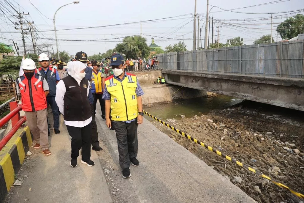 Khofifah Cek Percepatan Revitalisasi Jembatan Ngaglik Lamongan