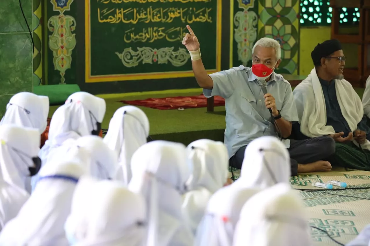 Ngabuburit, Ganjar Juga Serahkan Bantuan untuk Masjid dan Ponpes