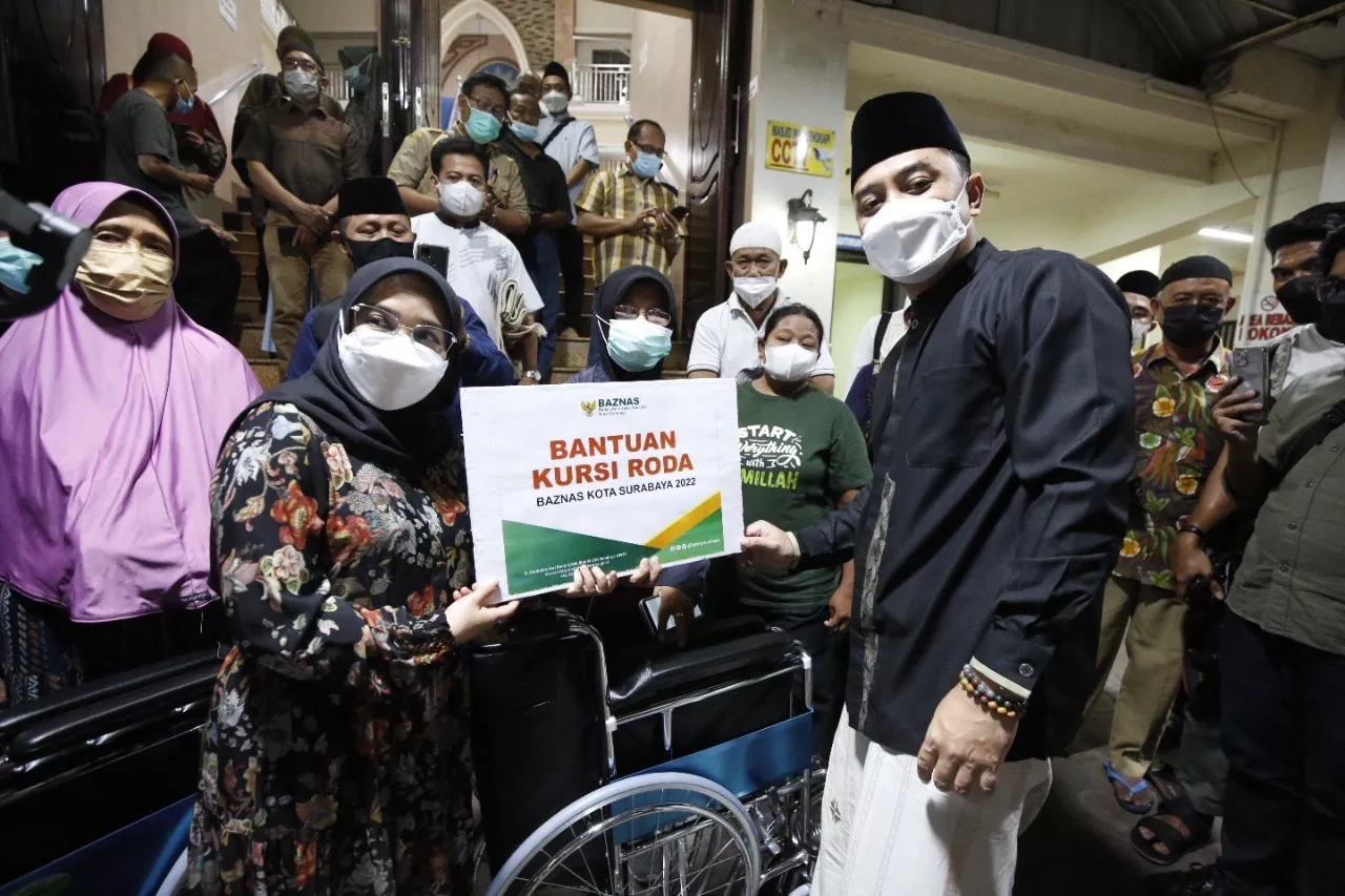 Wali Kota Eri Cahyadi bersama Baznas Bagikan Kursi Roda dan Sembako