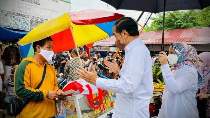 Presiden Jokowi Bagikan BLT di Pasar Angso Duo Jambi
