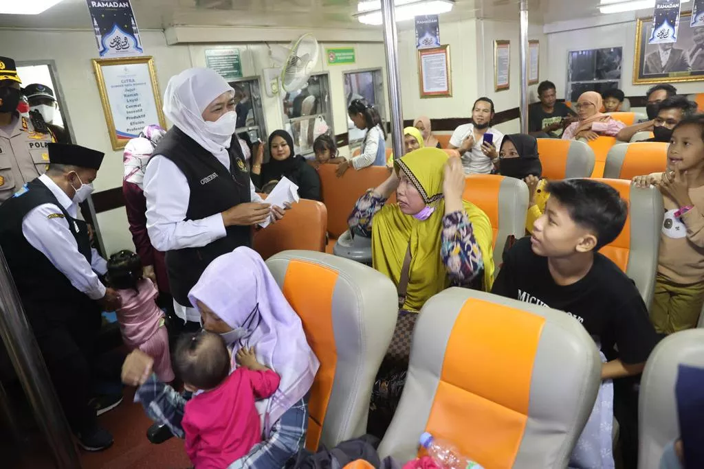 Gubernur Khofifah Tinjau Arus Mudik di Pelabuhan Jangkar Situbondo
