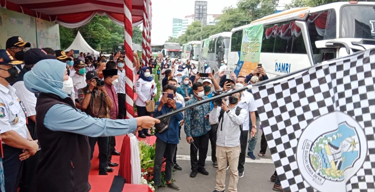 Gubernur Khofifah Berangkatkan 3.650 Orang Pemudik Gratis