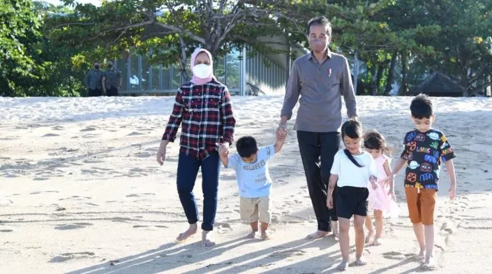 Bersama Cucu, Presiden Jokowi Menikmati Pantai Nusa Dua Bali
